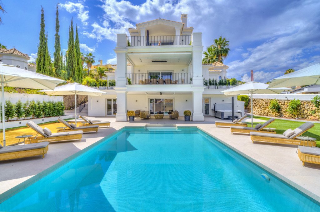 Detached Villa — Nueva Andalucía