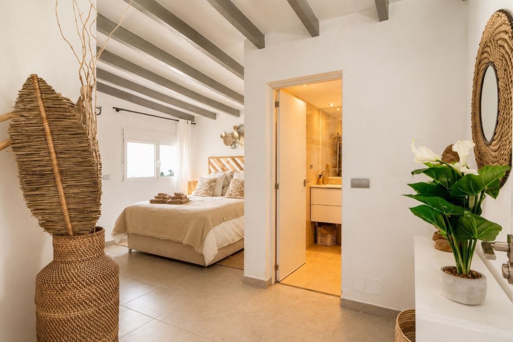 Detached Villa — New Golden Mile