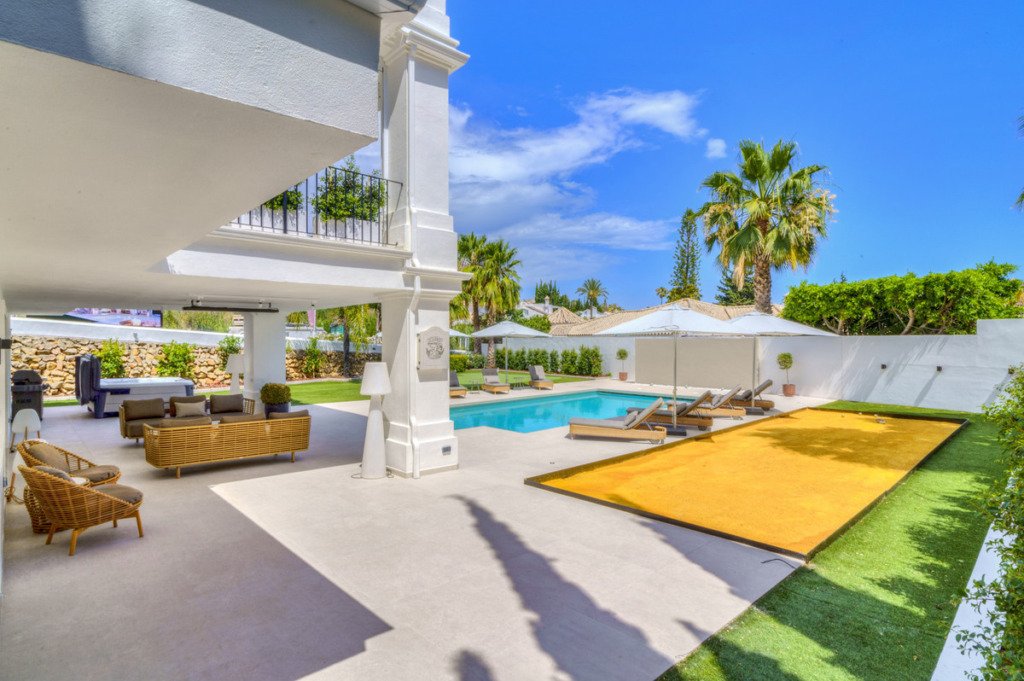 Detached Villa — Nueva Andalucía
