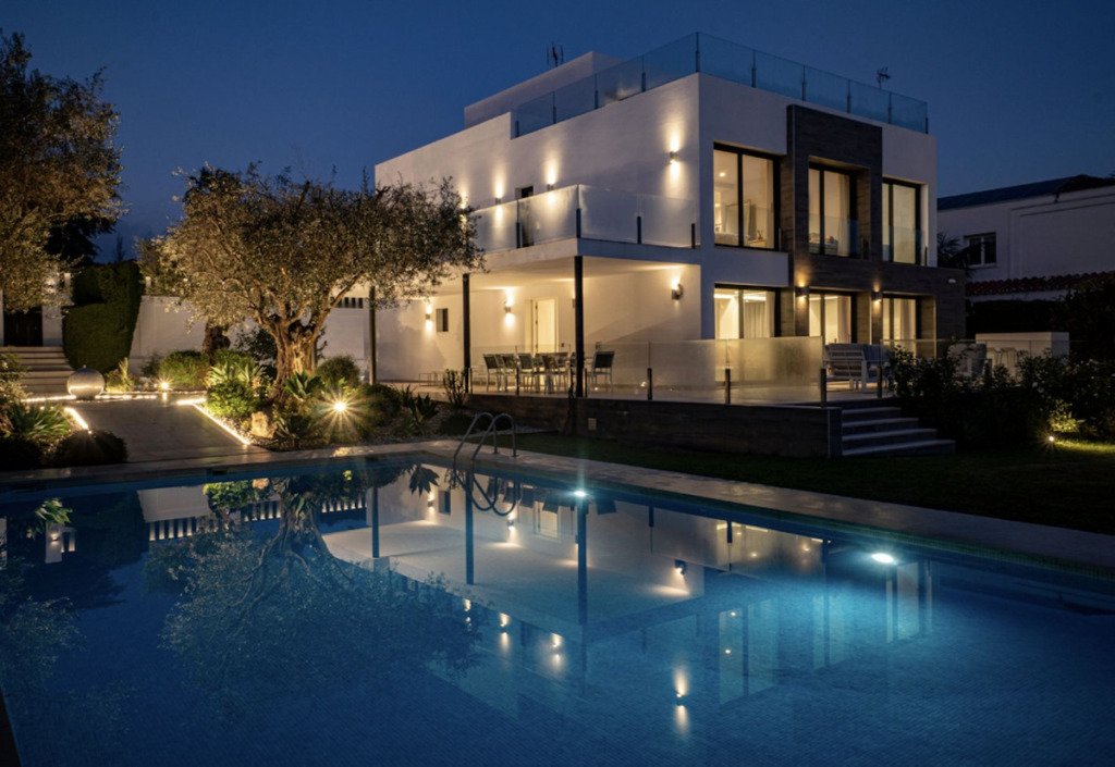 Detached Villa — Nueva Andalucía