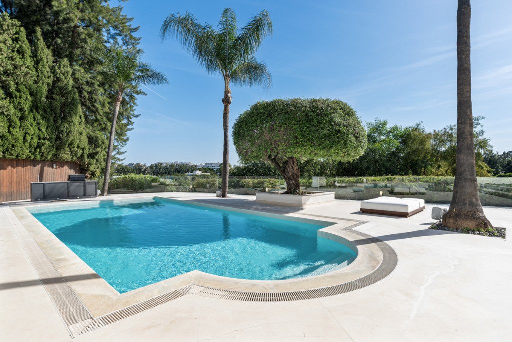 Villa – Chalet — Nueva Andalucía