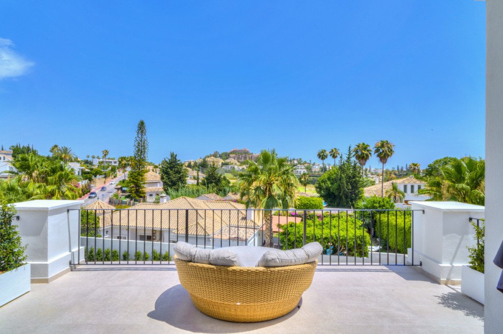 Detached Villa — Nueva Andalucía