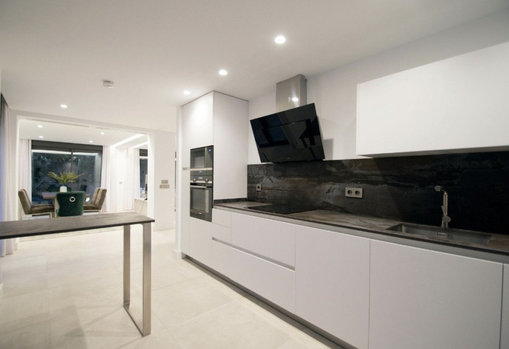 Detached Villa — Nueva Andalucía
