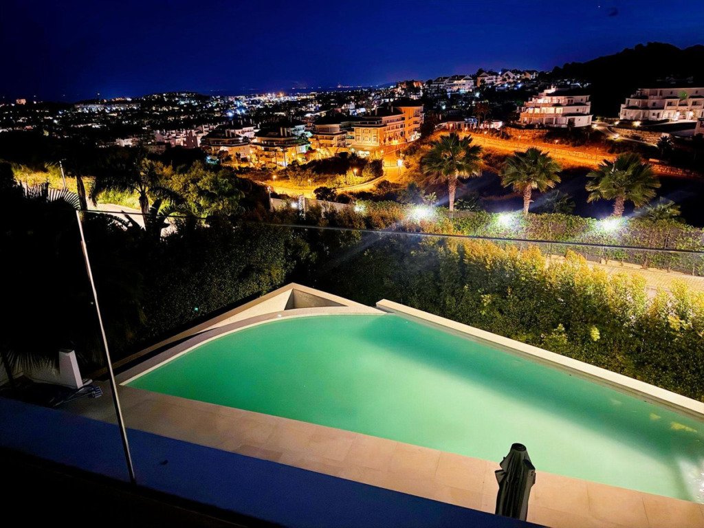 Detached Villa — Nueva Andalucía
