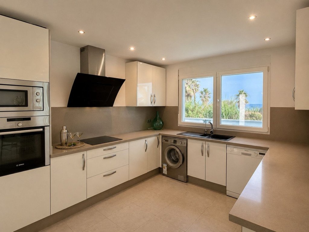 Detached Villa — New Golden Mile