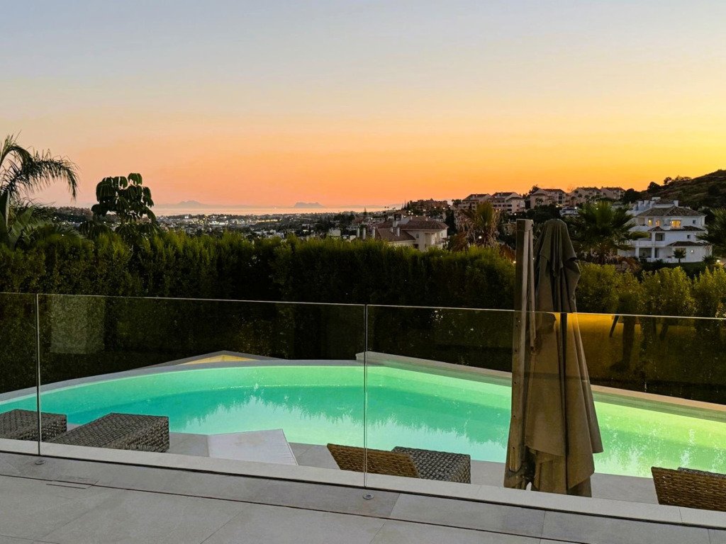 Detached Villa — Nueva Andalucía