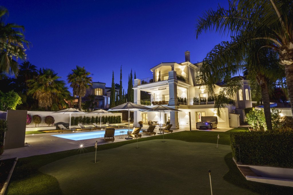 Detached Villa — Nueva Andalucía