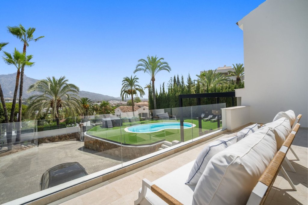 Villa – Chalet — Nueva Andalucía