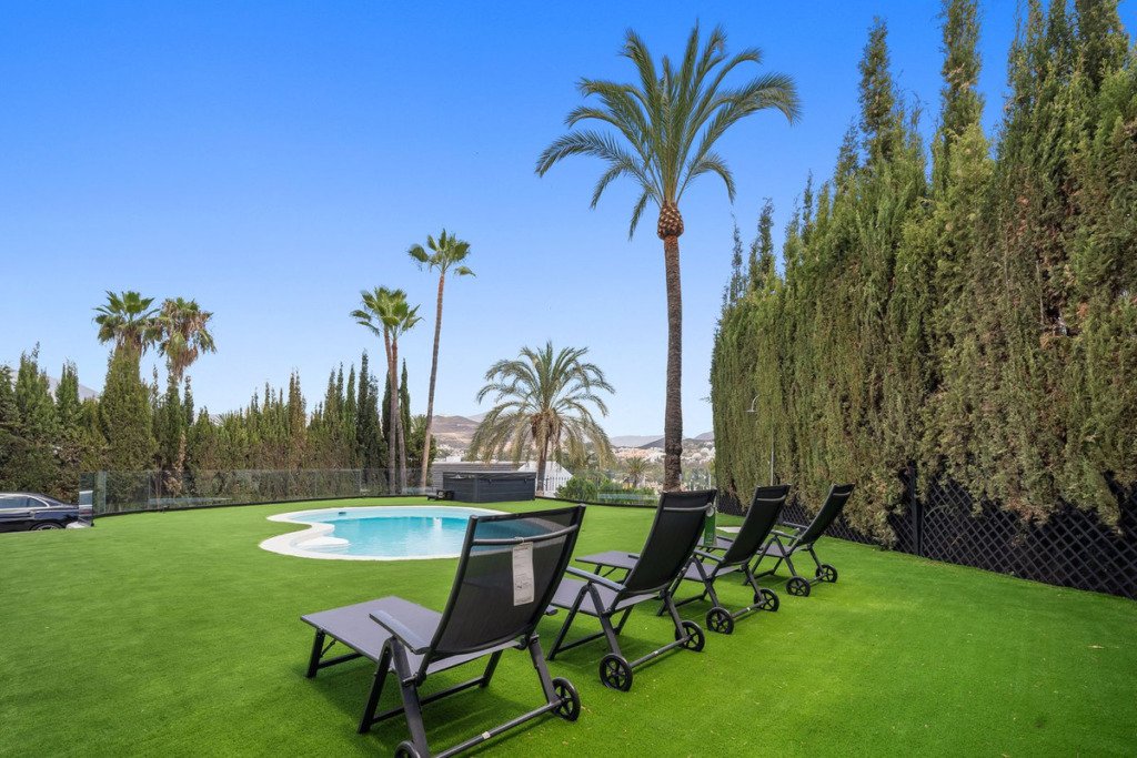 Villa – Chalet — Nueva Andalucía