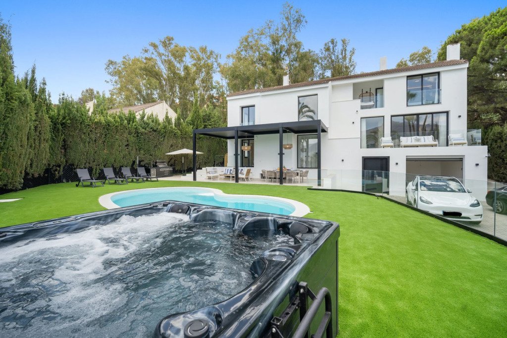 Villa – Chalet — Nueva Andalucía