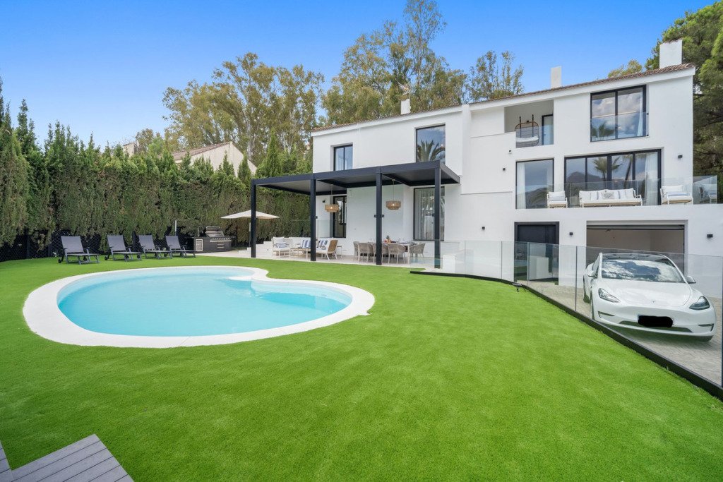 Villa – Chalet — Nueva Andalucía
