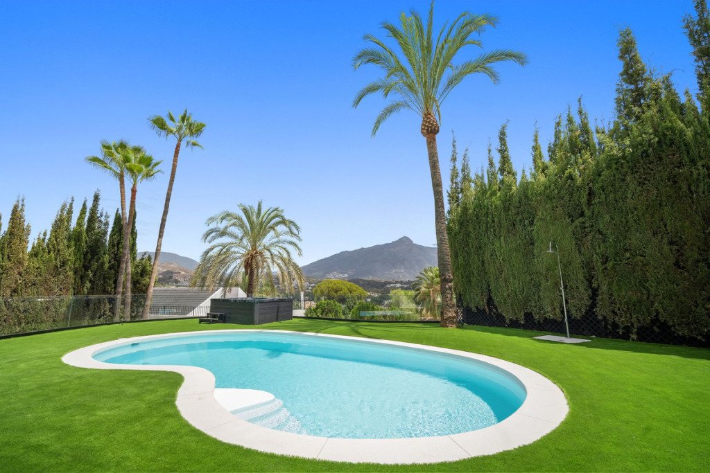 Villa – Chalet — Nueva Andalucía