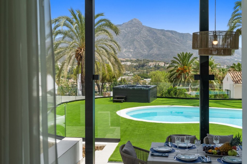 Villa – Chalet — Nueva Andalucía