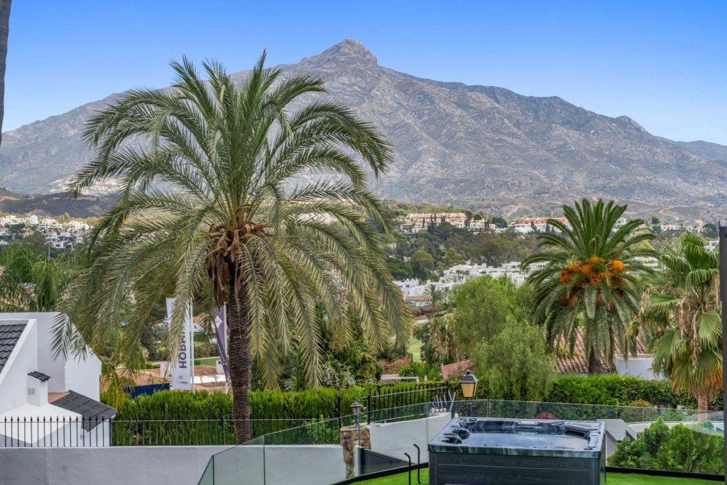 Villa – Chalet — Nueva Andalucía