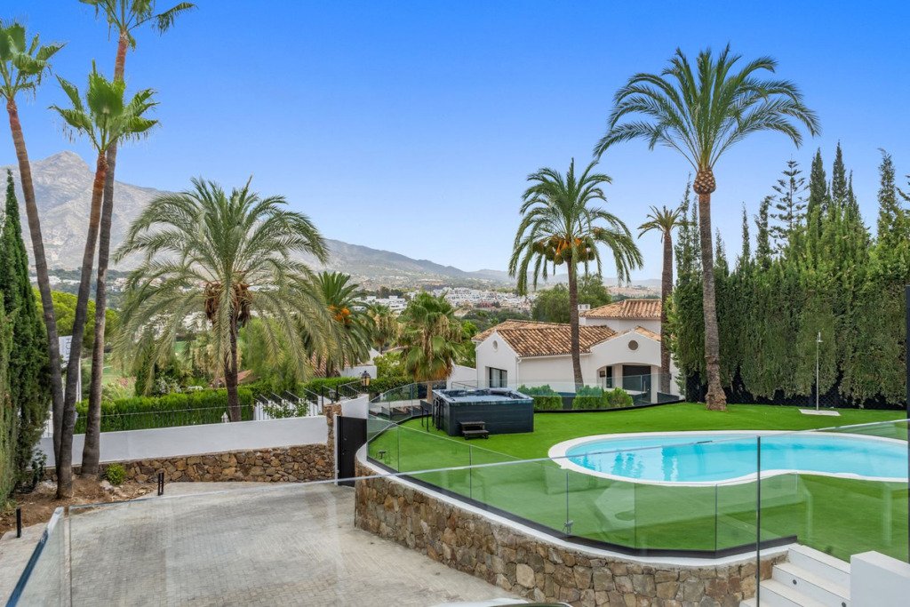 Villa – Chalet — Nueva Andalucía