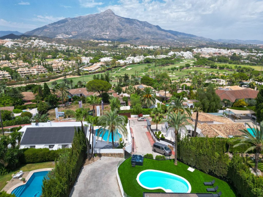 Villa – Chalet — Nueva Andalucía