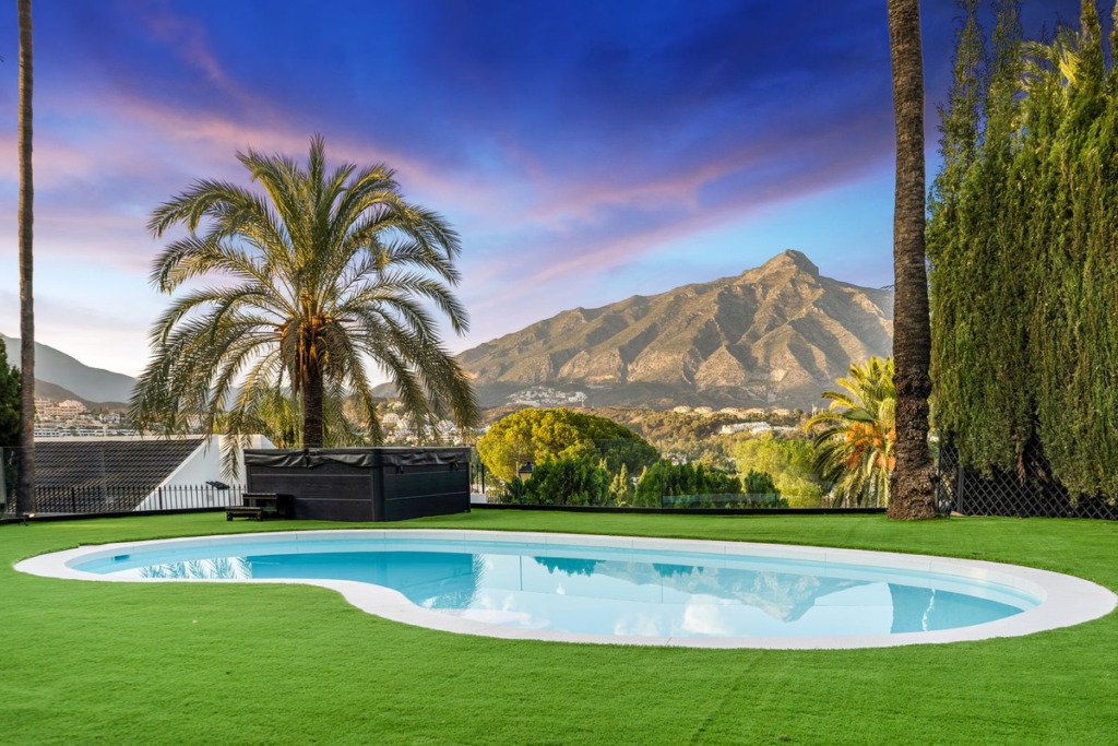 Villa – Chalet — Nueva Andalucía