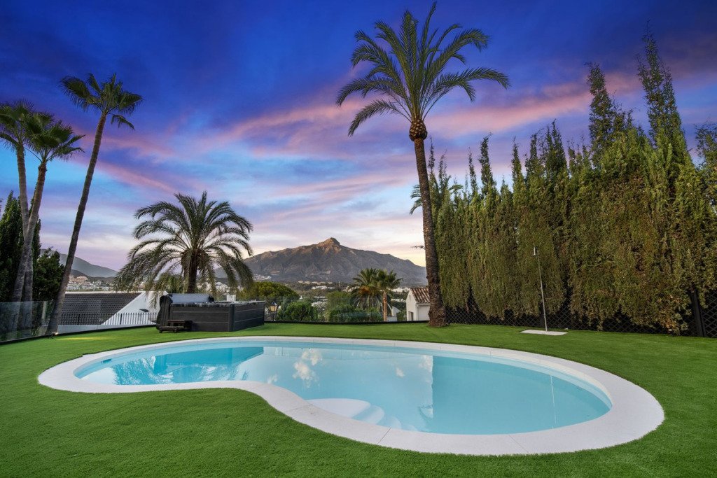 Villa – Chalet — Nueva Andalucía