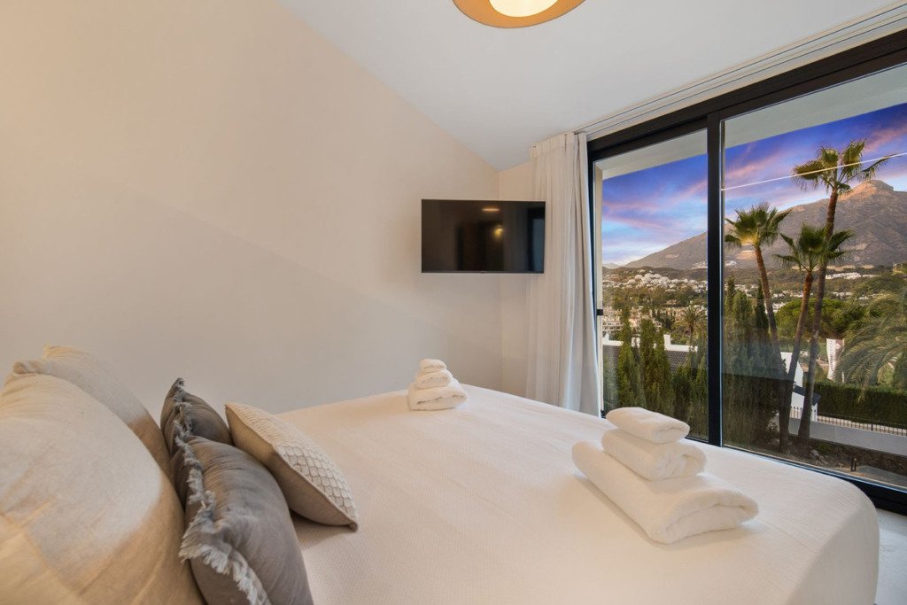 Villa – Chalet — Nueva Andalucía