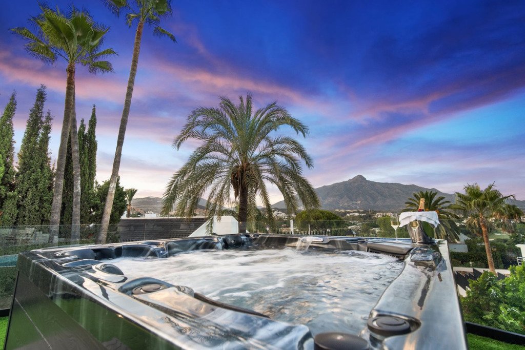 Villa – Chalet — Nueva Andalucía